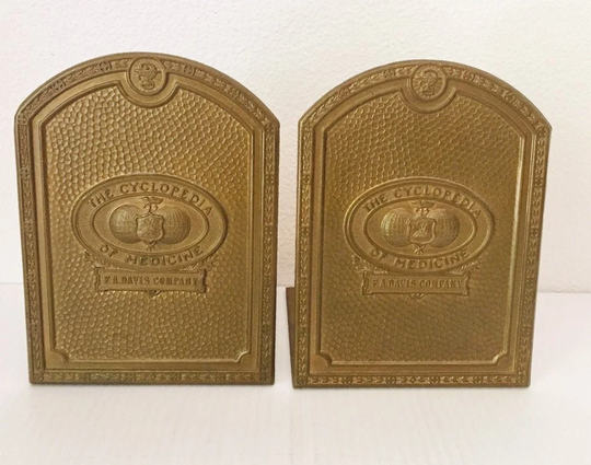 Vintage Set Hammered Brass Cyclopedia Of Medicine Bookends Fa Davis Co Art & Crafts L.e. Grammes & Sons Allentown, Pa