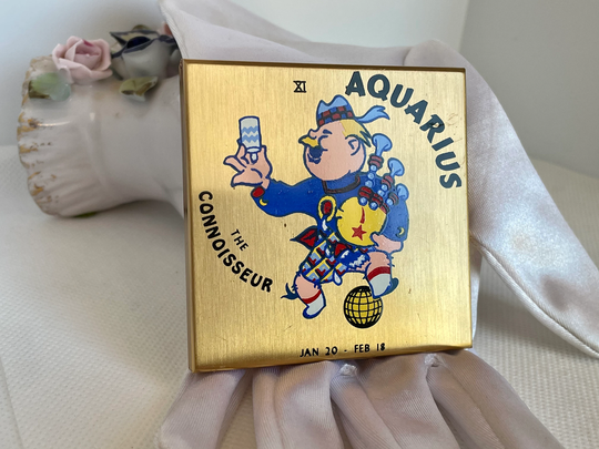1940 Powder Compact Aquarius From Elgin Horoscope Series Enamel The Connoisseur Bagpipe Player Scottish Kelt Jan 20-Feb. 18