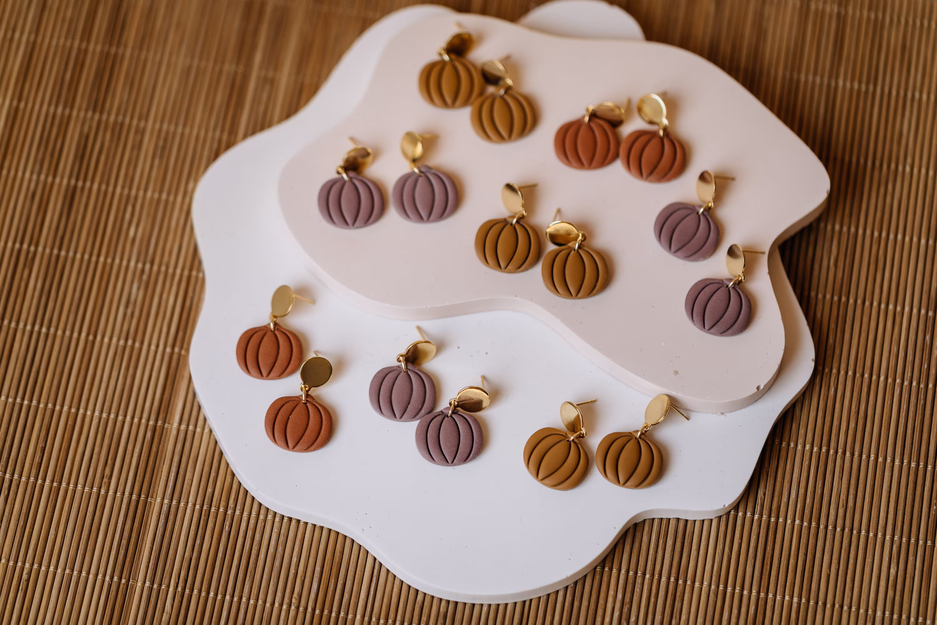 Kleine Kürbis Ohrringe in Herbstfarben // Herbstohrringe Polymer Clay Orange Handgefertigt