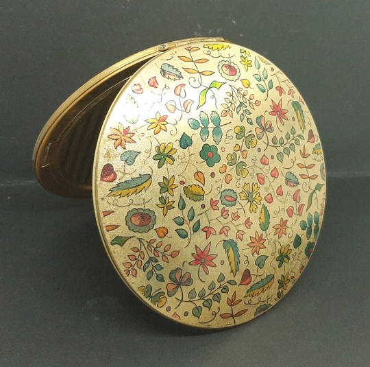 Vintage Stratton Flapjack Powder Compact 1940S - Variety Of Multicoloured Leaves Unusual