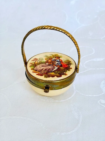 Vintage Figural Novelty Basket Powder Compact With Fragonard Courting Couple Circa 1940